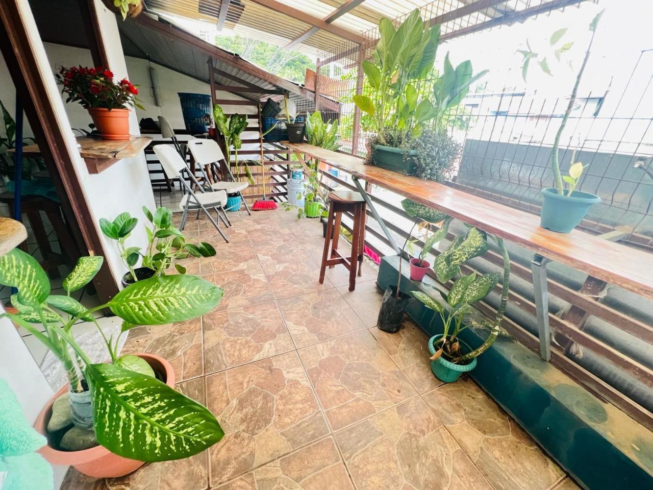 Cheap Hostel Quepos Exterior photo