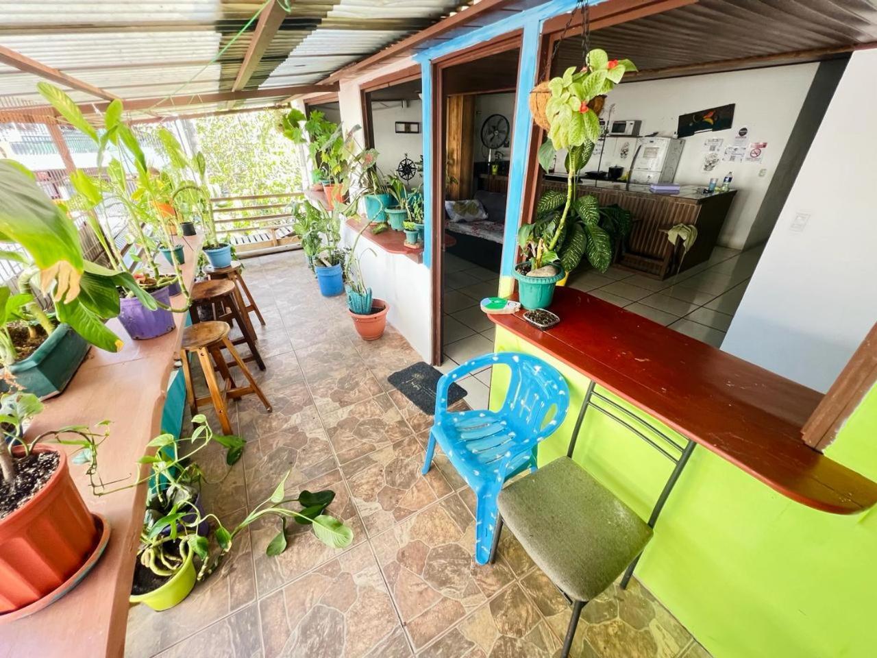 Cheap Hostel Quepos Exterior photo