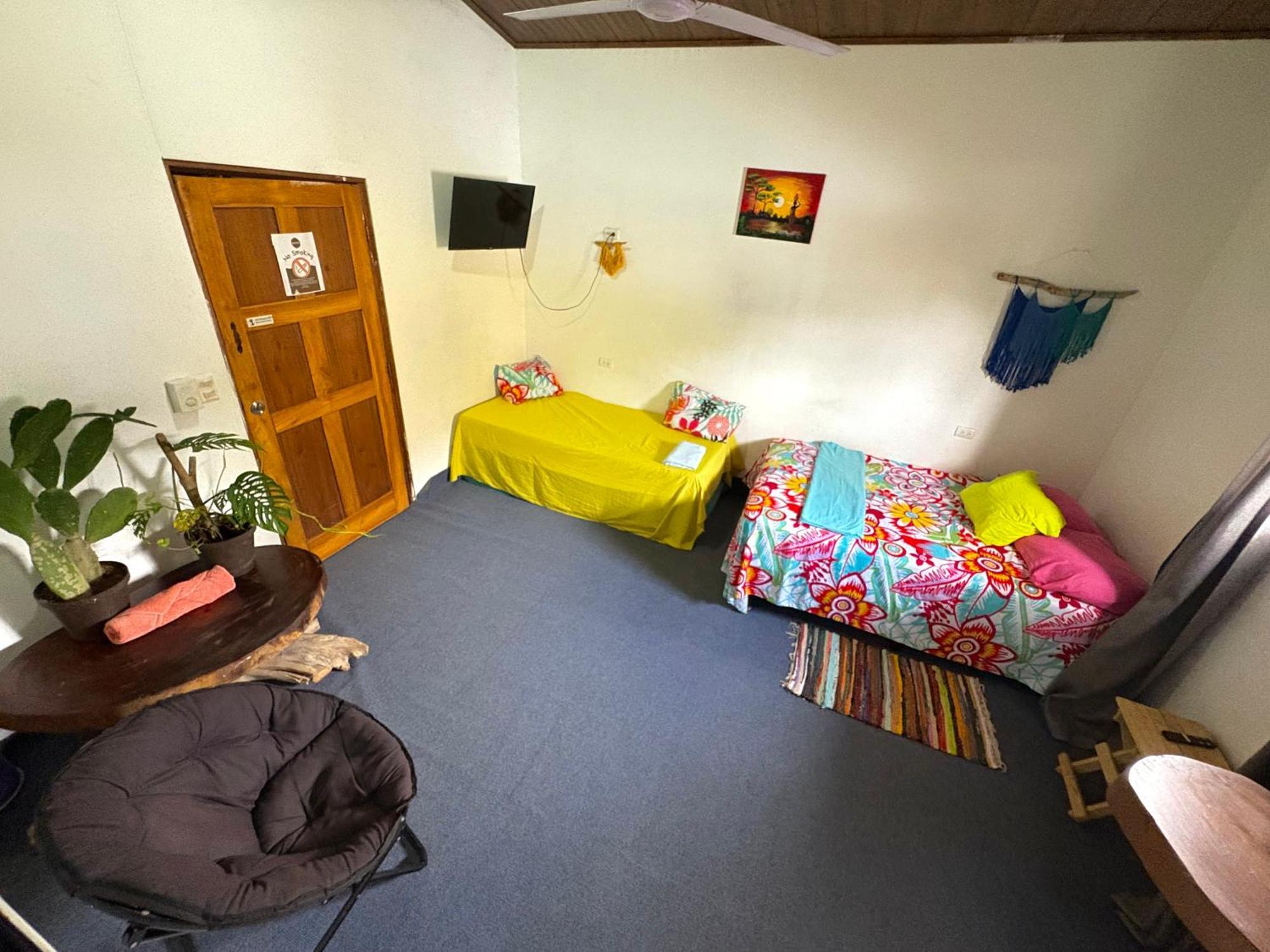 Cheap Hostel Quepos Exterior photo