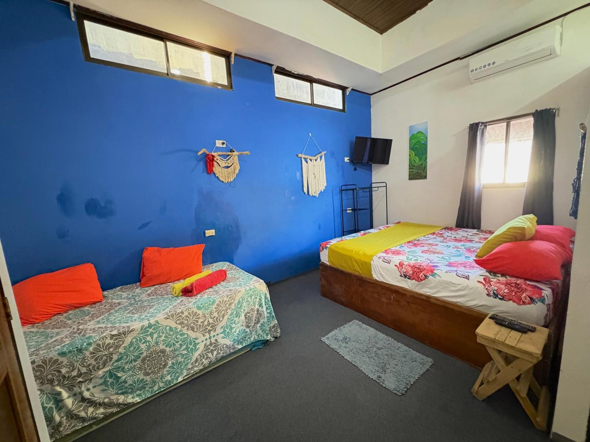 Cheap Hostel Quepos Exterior photo